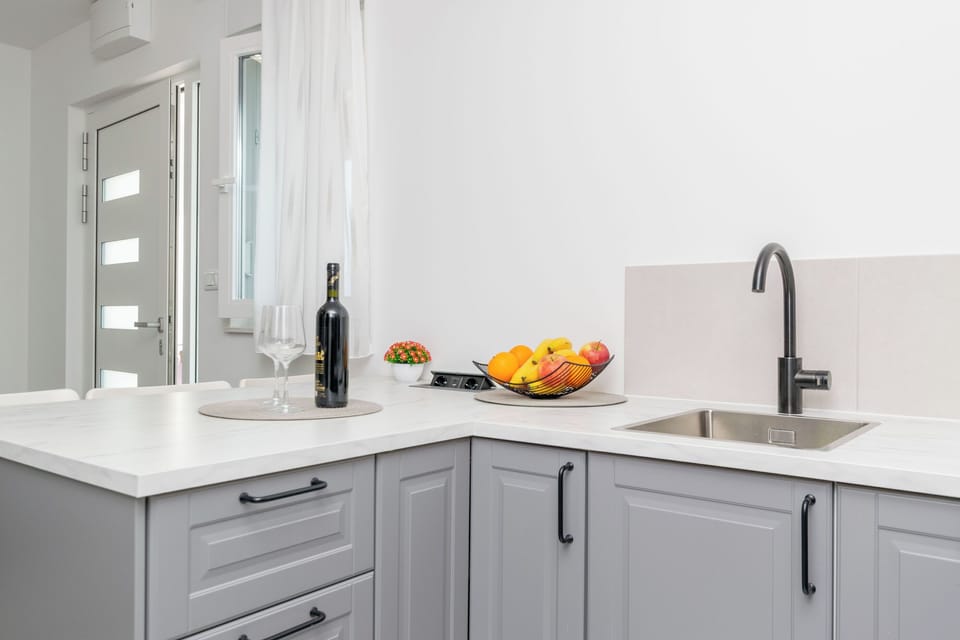 Apartment (A1) | Private kitchen | Fridge, microwave, oven, stovetop