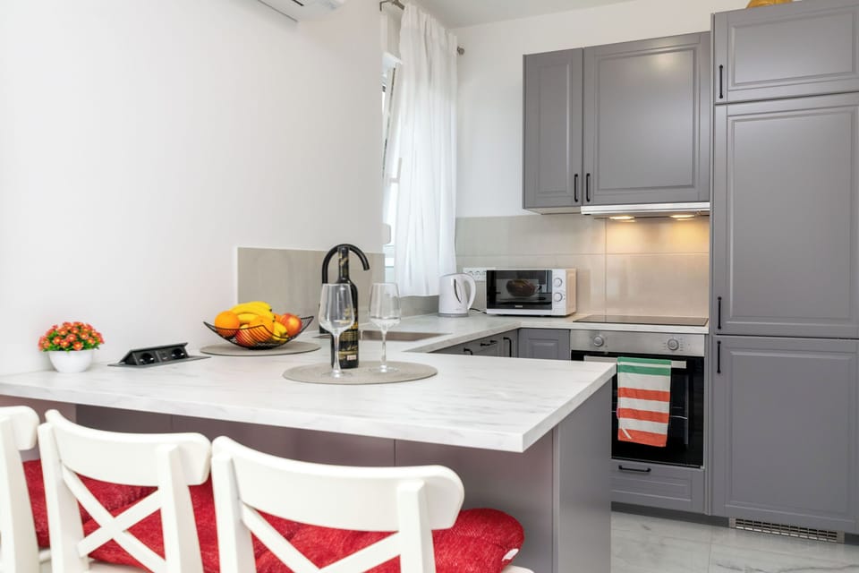 Apartment (A1) | Private kitchen | Fridge, microwave, oven, stovetop