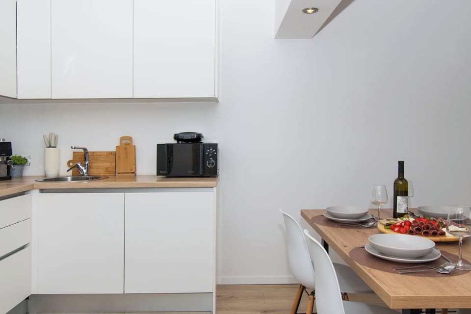 Apartment (A1) | Private kitchen | Fridge, microwave, oven, stovetop