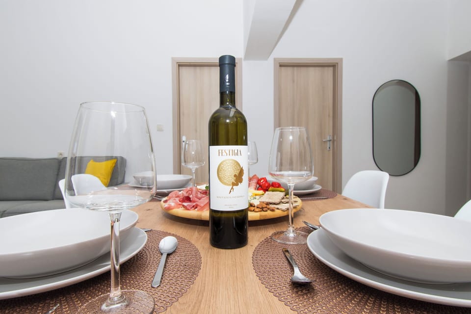 Apartment (A1) | Dining