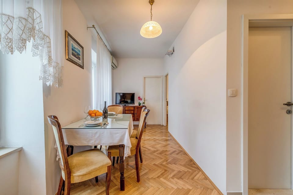 Apartment (A1) | Dining