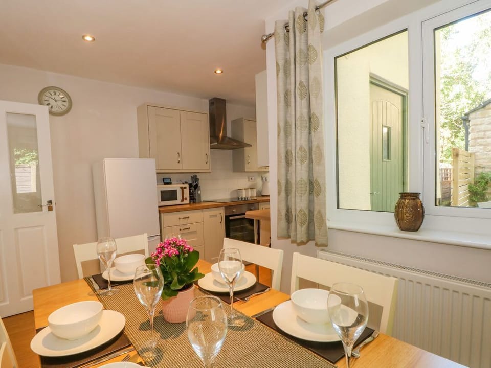 6 Hunters Green Close