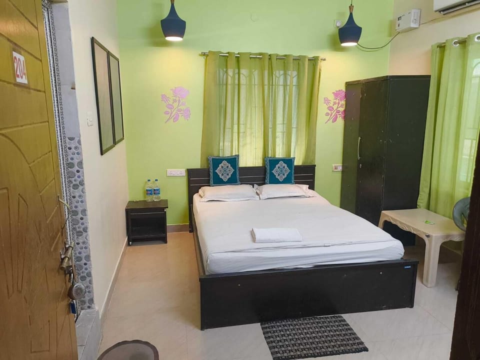 In-room safe, desk, laptop workspace, WiFi (free)