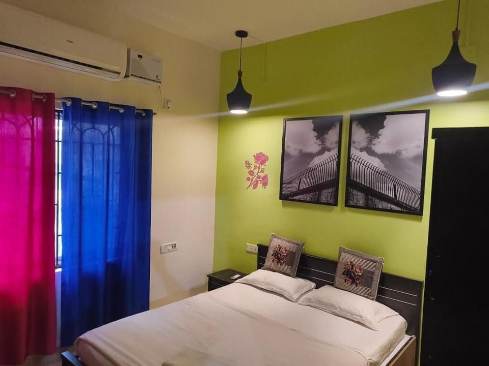 Deluxe Room | In-room safe, desk, laptop workspace, WiFi (free)