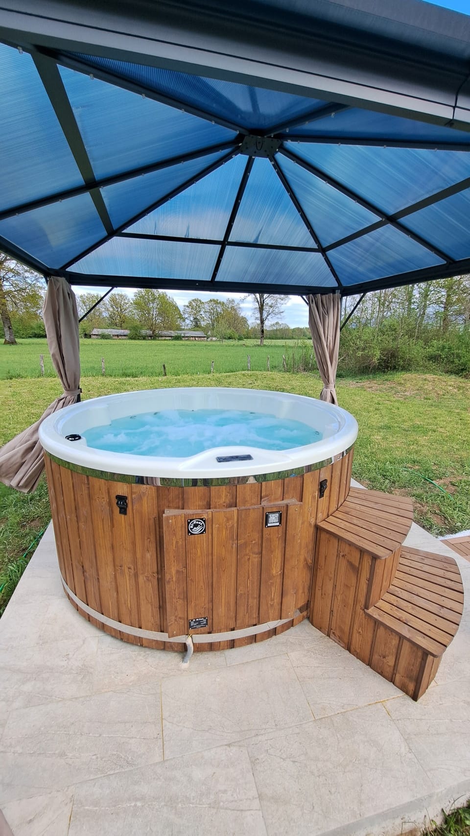 Outdoor spa tub