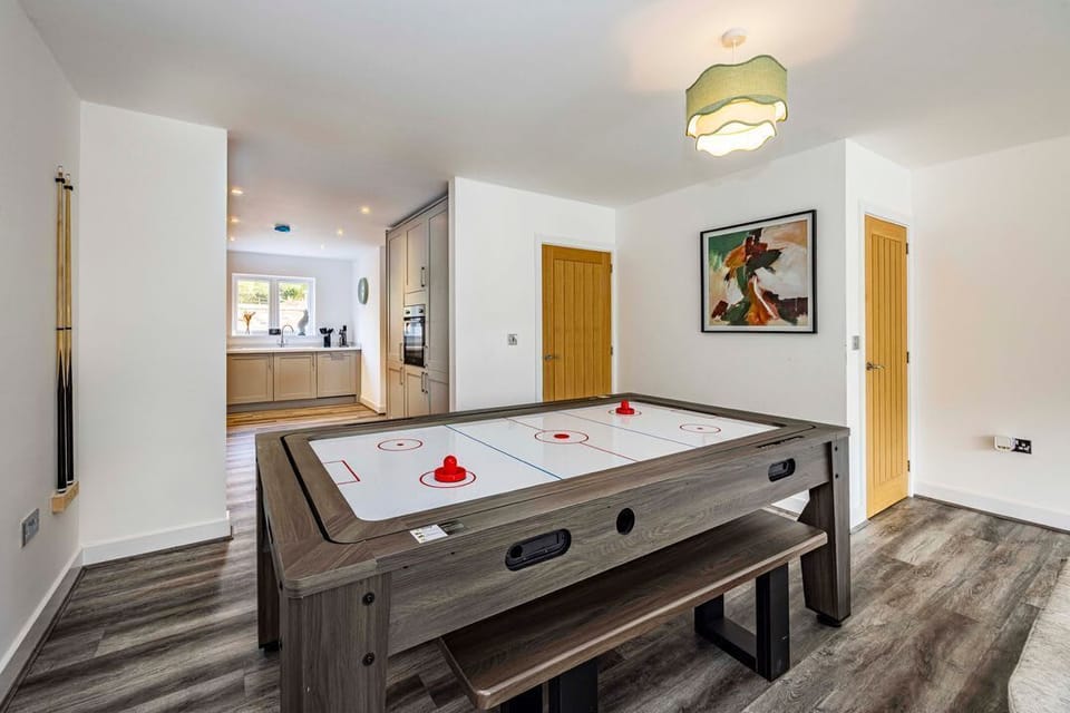 8 Riverside Mews