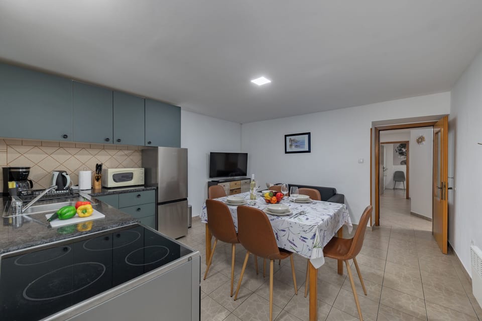 Family House, 3 Bedrooms, Microwave (Holiday Home Hidden Hill Lopar) | Private kitchen | Toaster