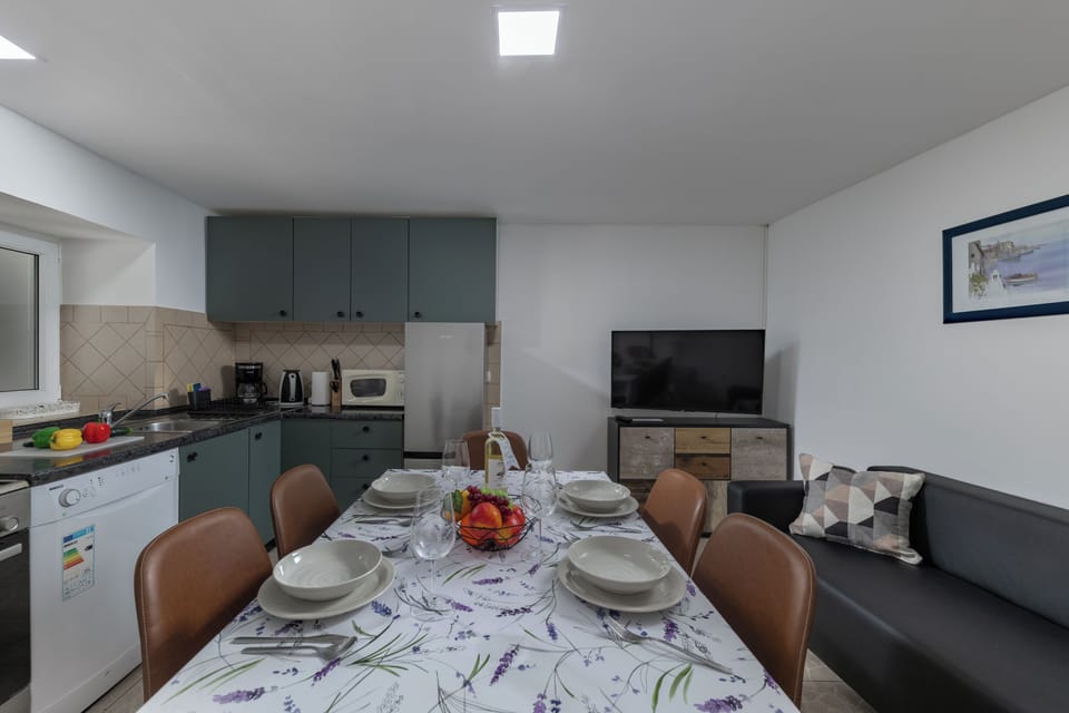 Family House, 3 Bedrooms, Microwave (Holiday Home Hidden Hill Lopar) | Private kitchen | Toaster