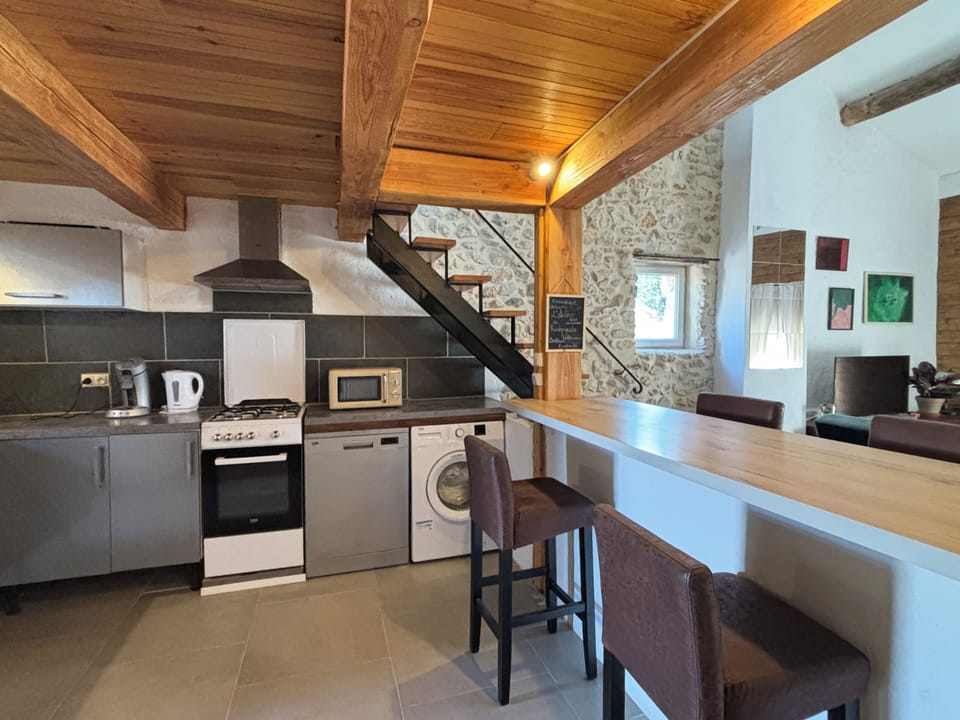 Cuisine tout équipée! Lave vaisselle, lave linge, four et plaque de cuisson...