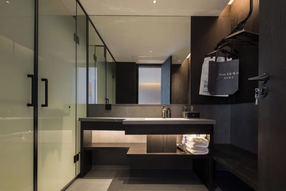 Deluxe Double Room, Lake View | Bathroom | Separate tub and shower, hair dryer, slippers, towels