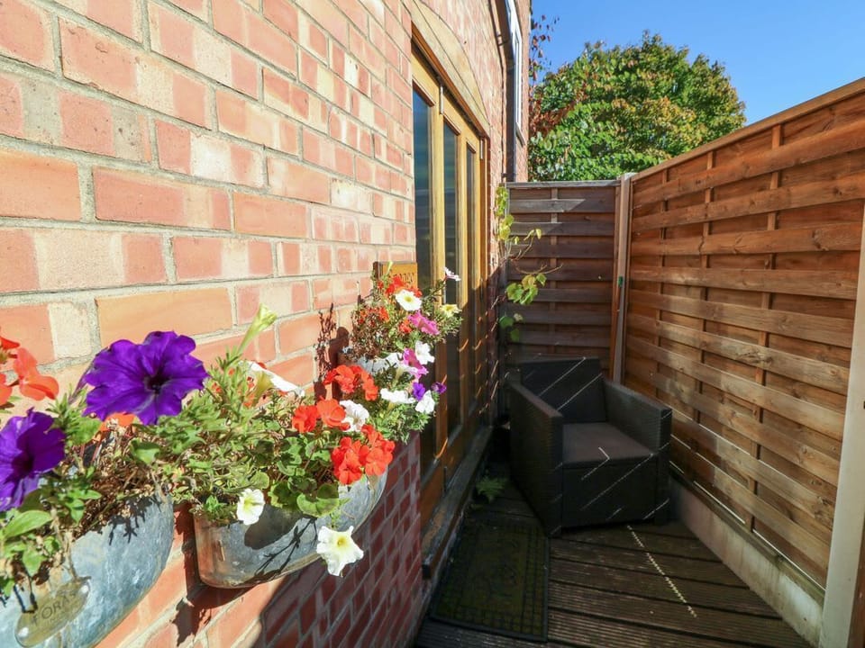 6 Brook Court