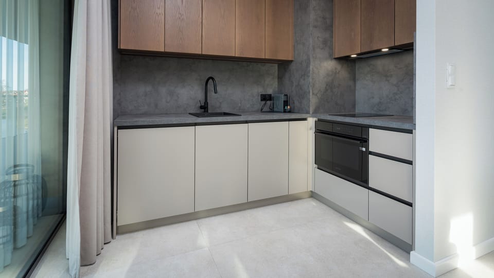 Apartment (14) | Private kitchen | Fridge, stovetop, electric kettle, cookware/dishes/utensils