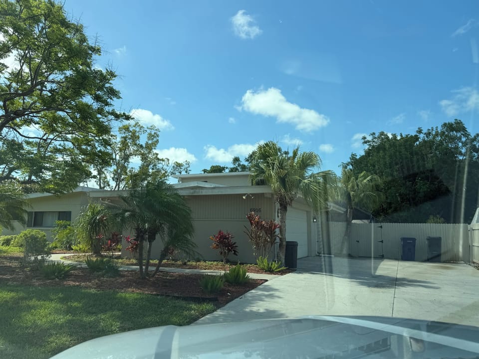 Large driveway – parking for up to 6 vehicles.