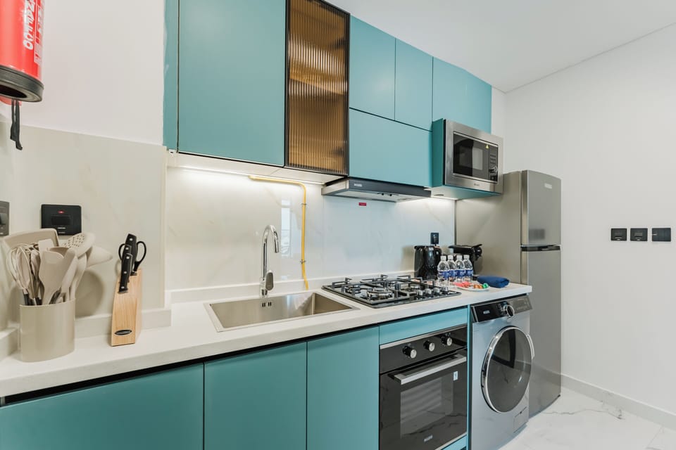 Full-size fridge, microwave, oven, stovetop