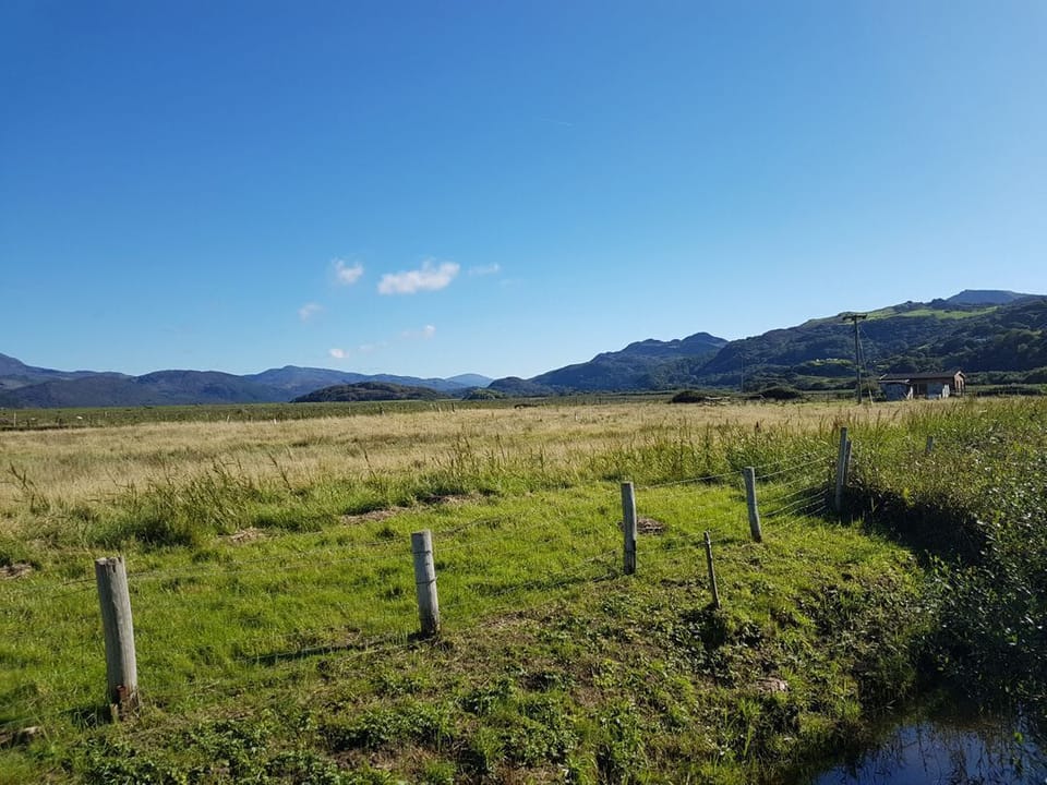 48 Glan Y Mor