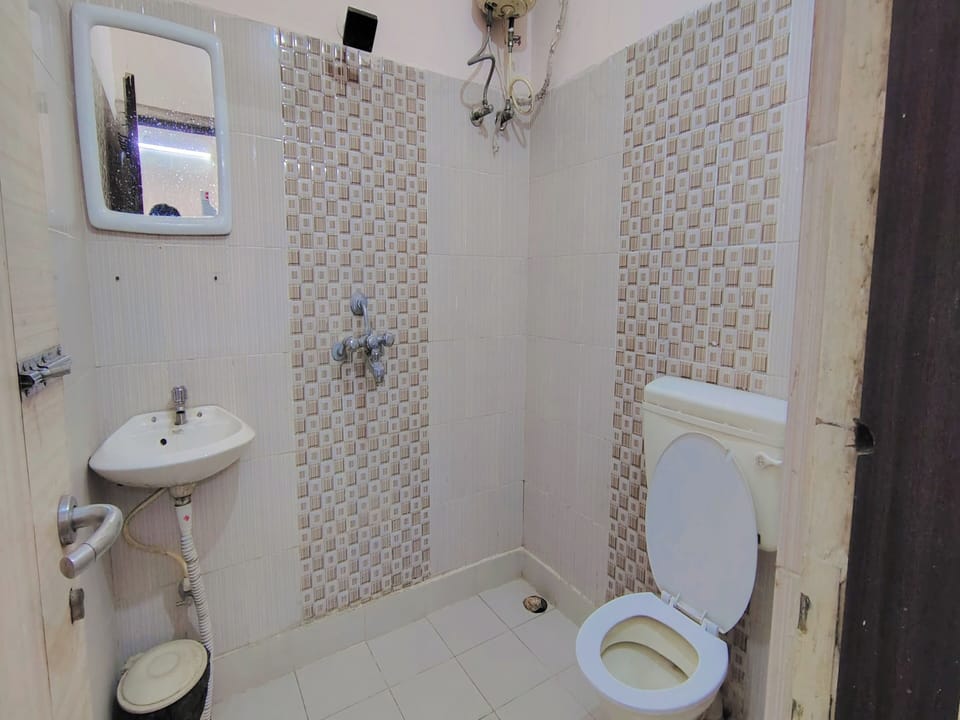 Deluxe Double Room | Bathroom | Combined shower/tub, towels, soap, shampoo