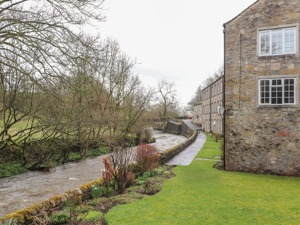 9 Riverside Walk