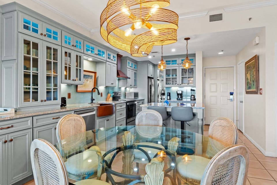 Dining Room w/Seating for 4.  Additional Seating @ the Bar