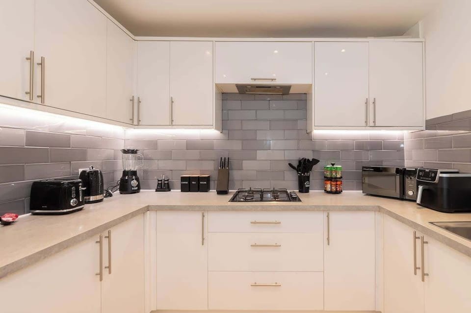 Full run of worktop under under-cabinet lighting. Room to prep, plate, serve, clean up. Batch-cook for the week ahead or lay out a Sunday roast, no crowding at the hob.
