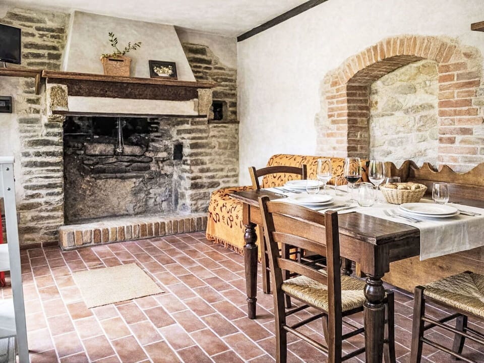Furniture, Wall, Interior Design, Wood, Table, Kitchen & Dining Room Table, Flooring, Chair, Dining Room, Ceiling