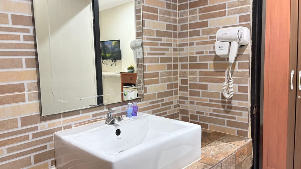 Suite | Bathroom | Shower, towels, soap, shampoo