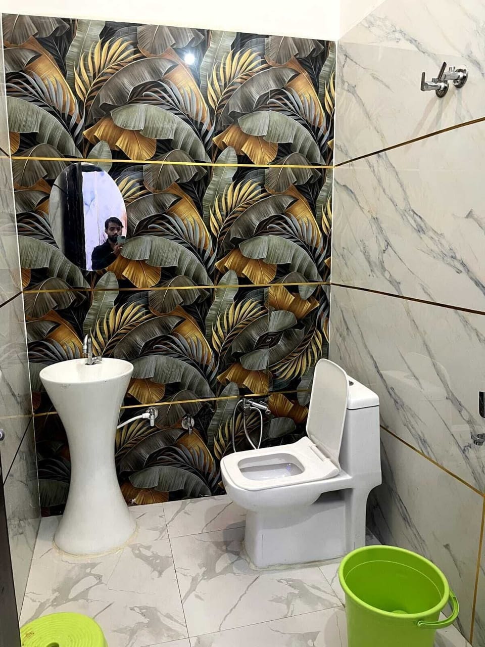 Deluxe Room | Bathroom | Shower, soap, shampoo