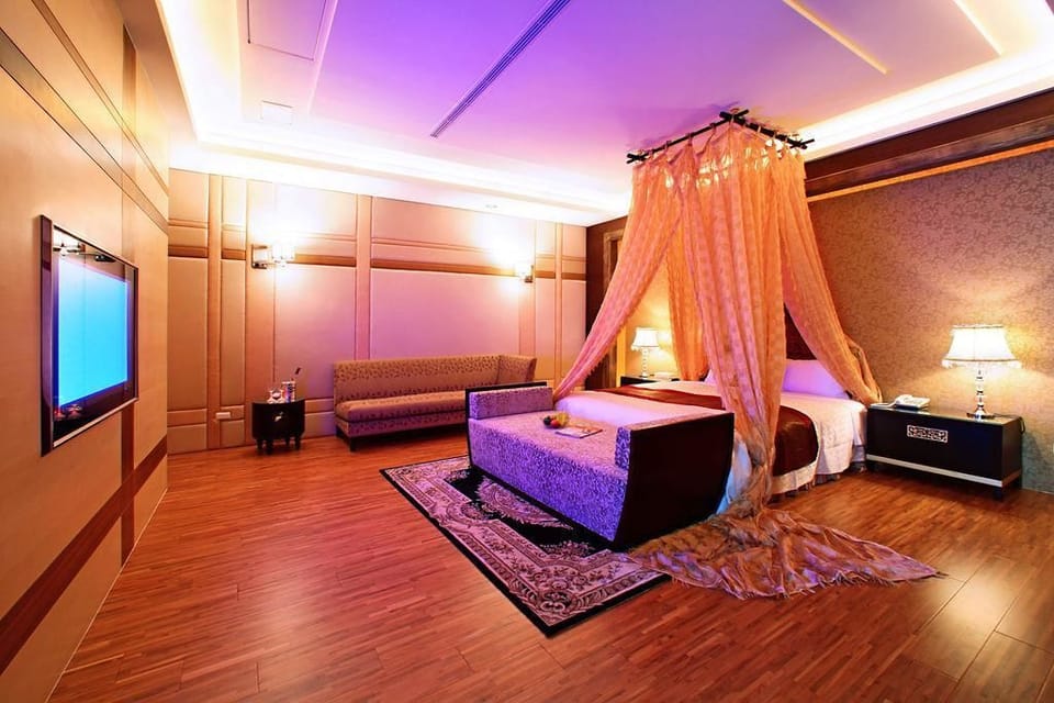 Classic Double Room, 1 King Bed | Premium bedding, individually decorated, blackout drapes, free WiFi