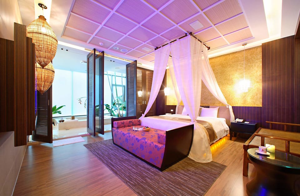 Premium bedding, individually decorated, blackout drapes, free WiFi