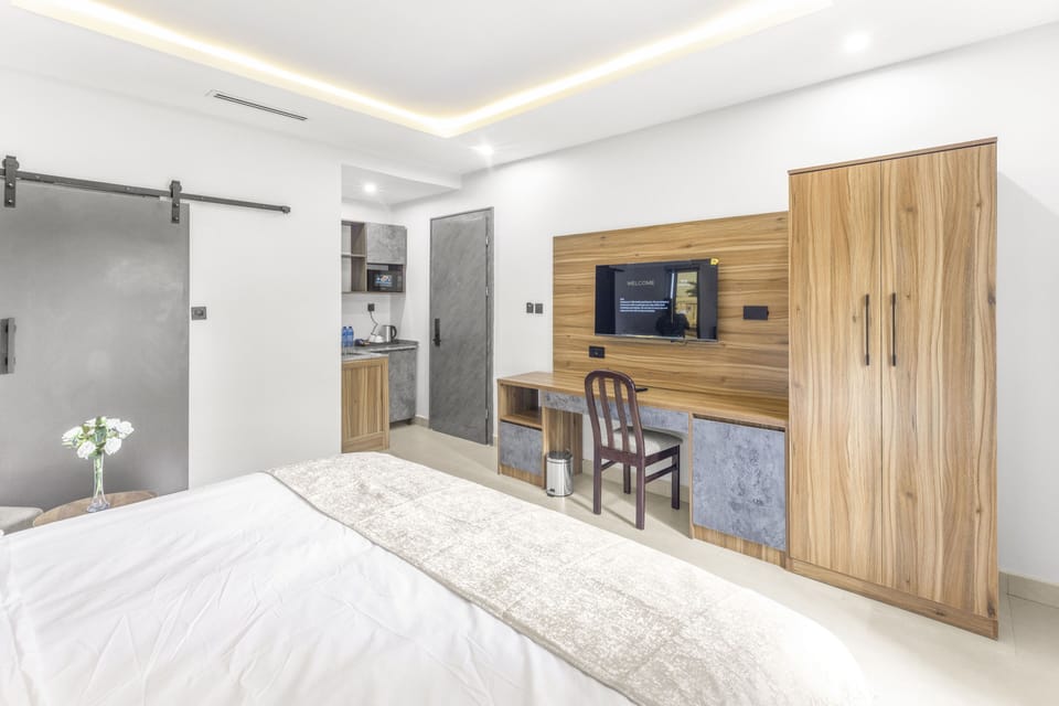 Premium bedding, in-room safe, desk, blackout drapes
