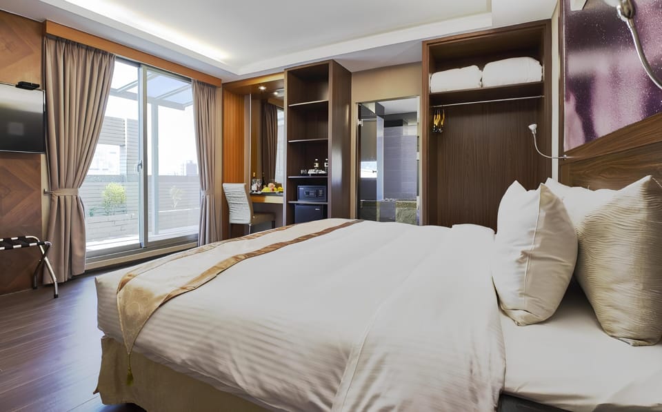 Deluxe Balcony Room | Down comforters, minibar, in-room safe, desk