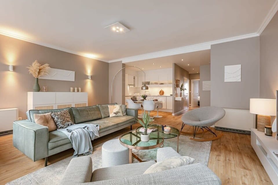 Open and bright living room with a view of the kitchen