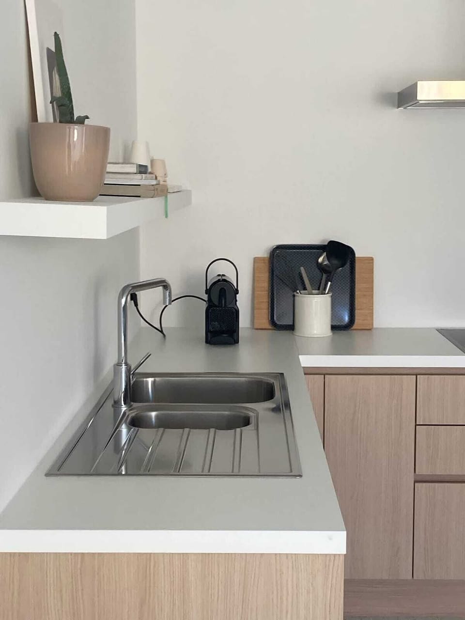 Minimalist kitchen design with everything you need to cook in style.