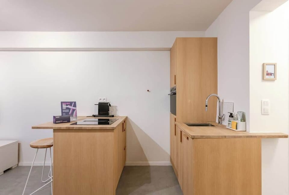 Cook and dine in style with a fully-equipped wooden kitchenette and a versatile breakfast bar.