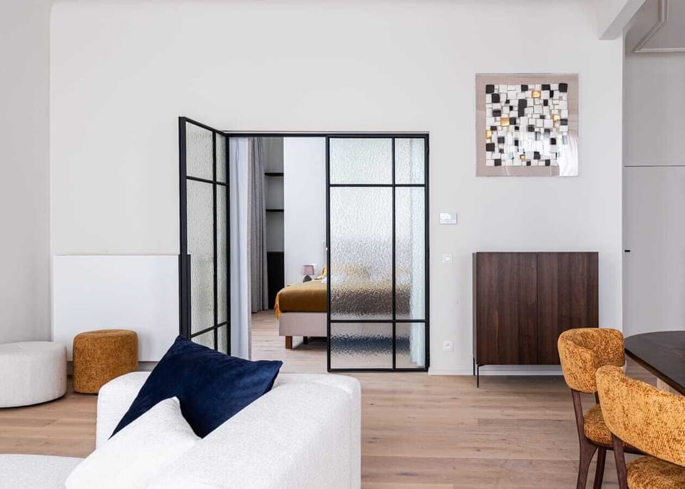 Stylish and bright living room with view on the vibrant city center