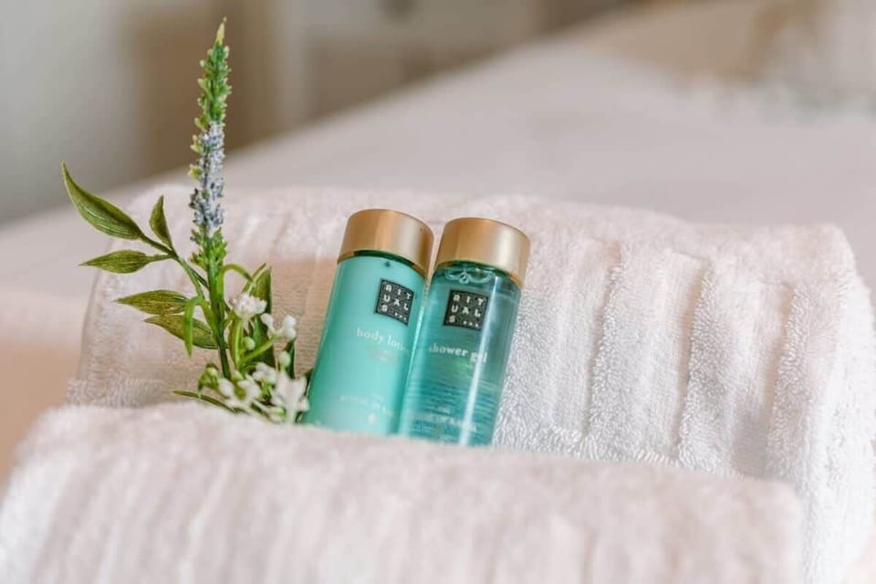 Fresh towels with complimentary body lotion and shower gel for a relaxing stay.