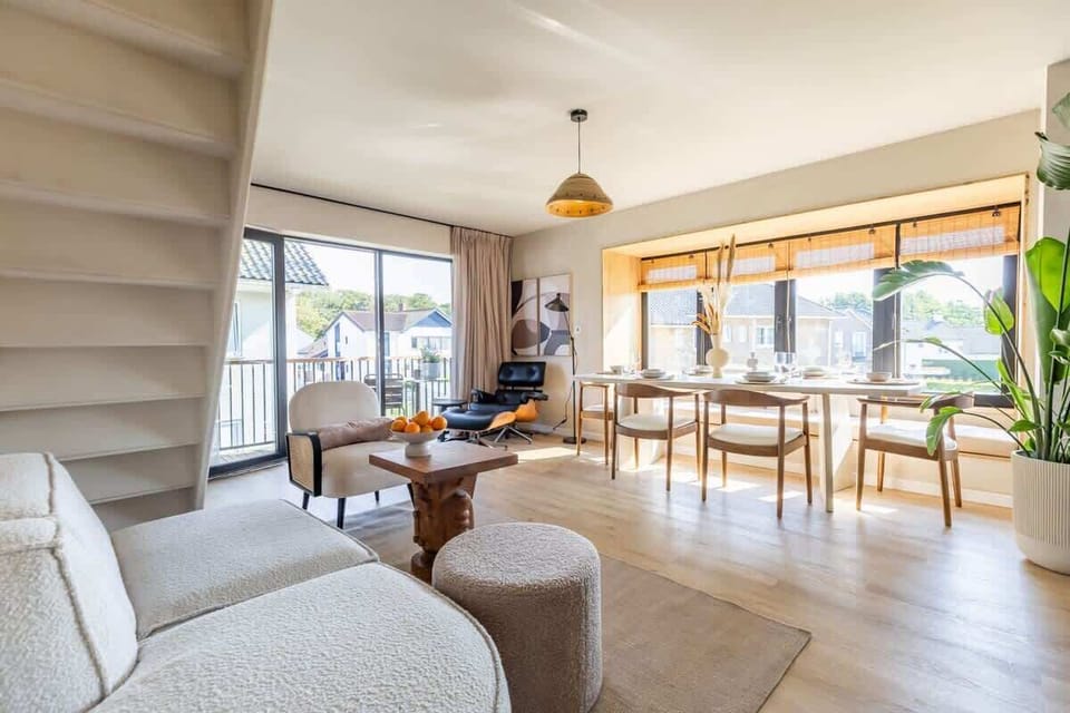 Living room with a lot of natural daylight