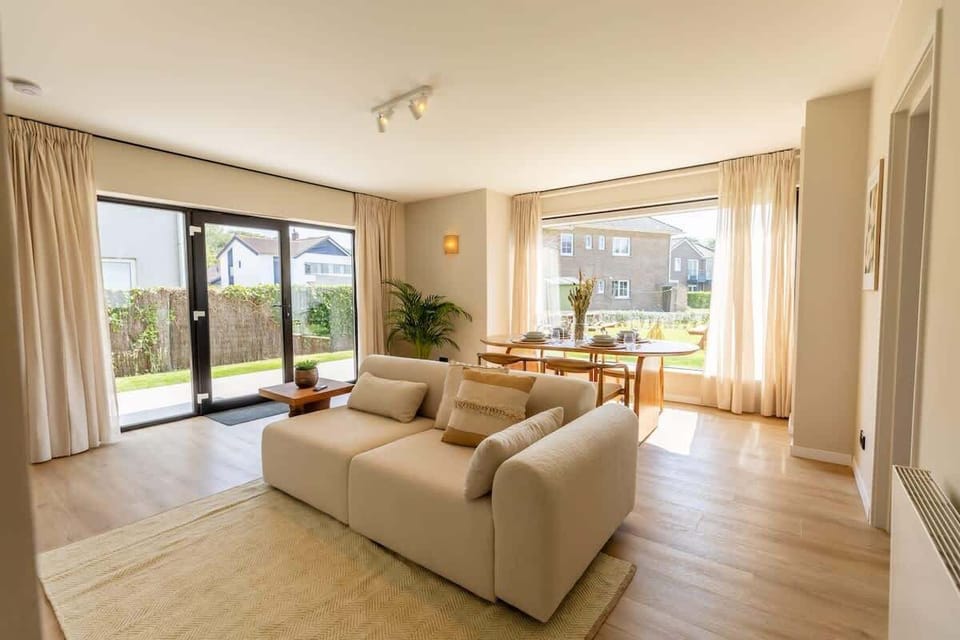 Spacious lounge with natural materials. ️