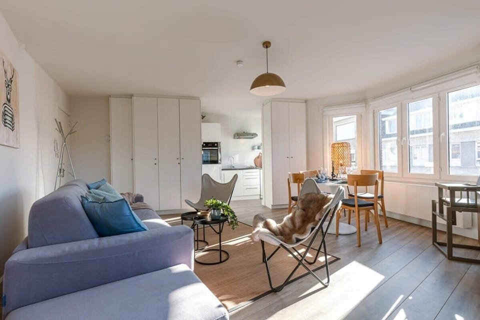 Spacious living area blending comfort and daylight in a modern design.
