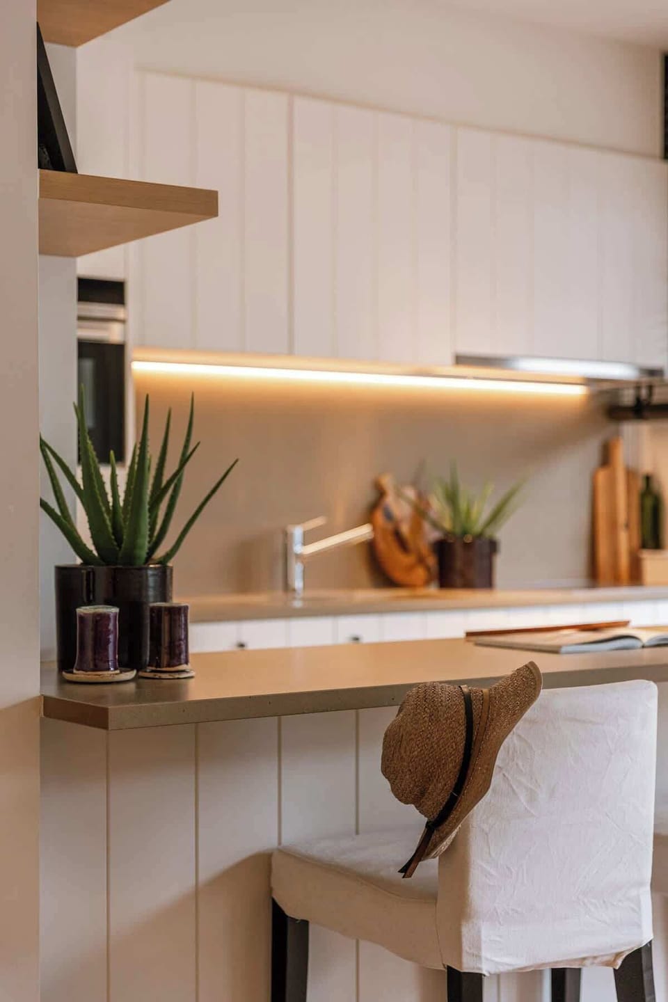 Fully equipped open kitchen with direct access to the balcony 