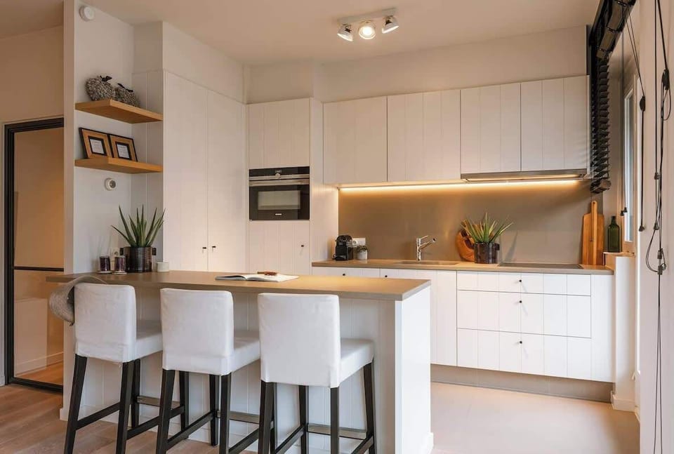 Fully equipped open kitchen with direct access to the balcony 