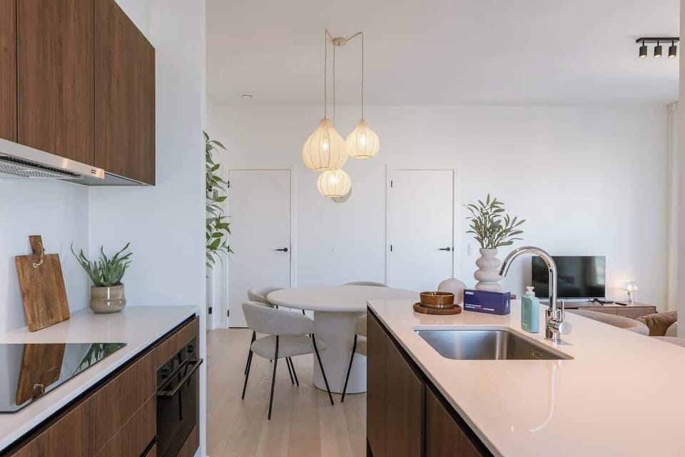 The fully equipped kitchen.