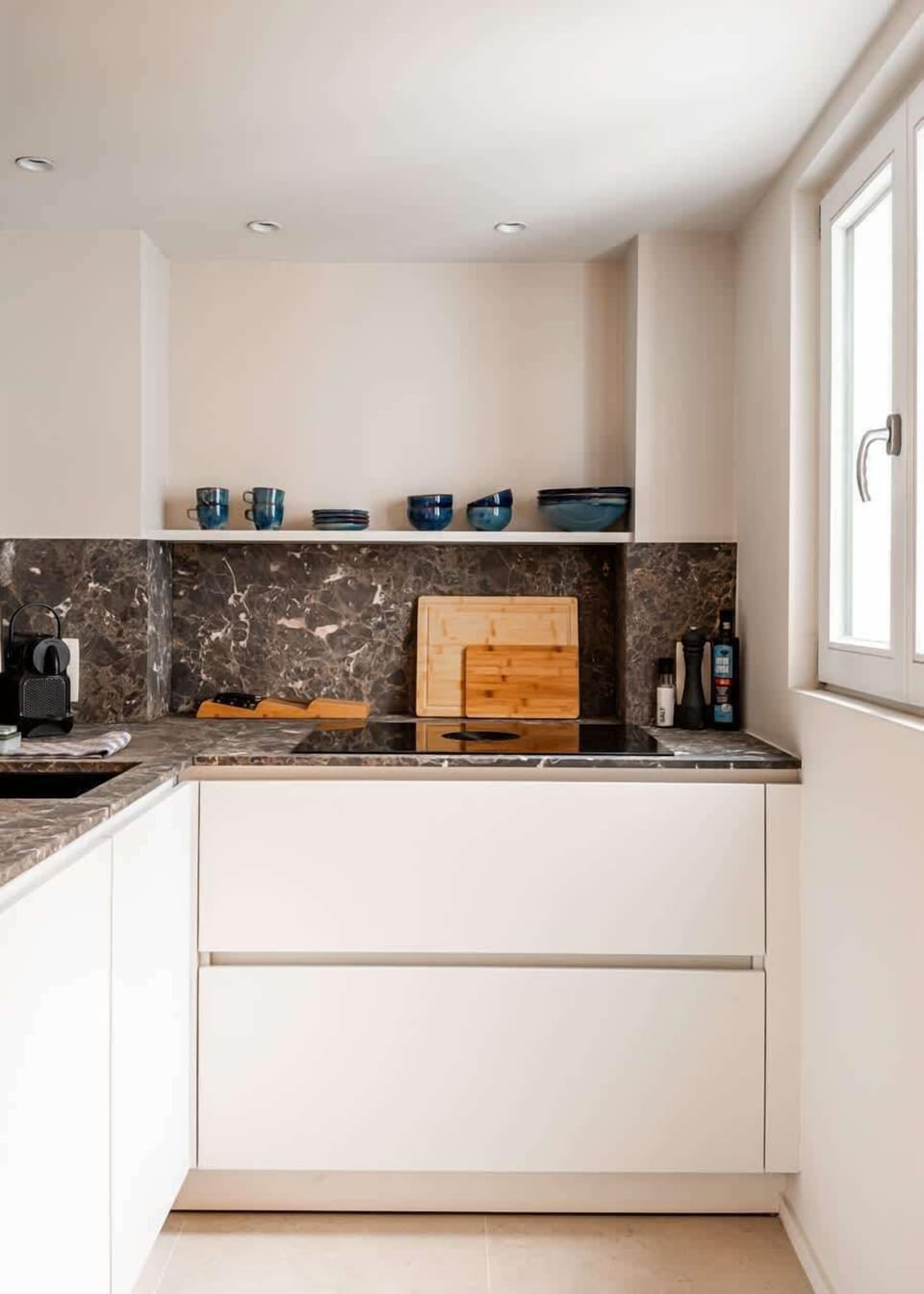 Modern, fully equipped kitchen