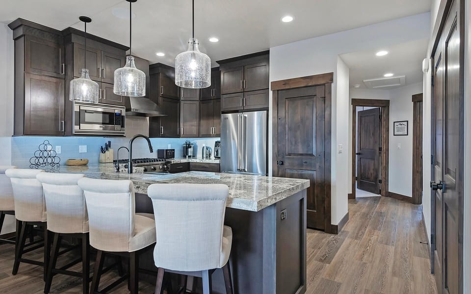 Full size chef's kitchen with viking appliances, well stocked