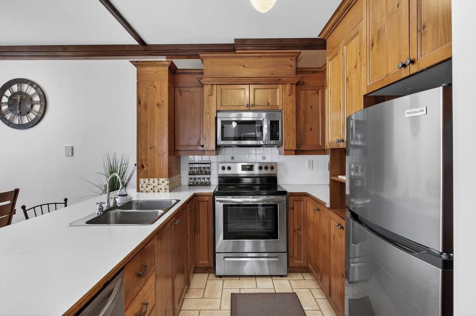 Family Condo, Patio, Mountain View | Private kitchen | Full-size fridge, microwave, oven, stovetop