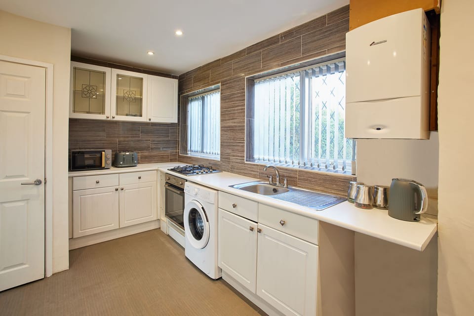Highwood Avenue, Nottingham- Host & Stay