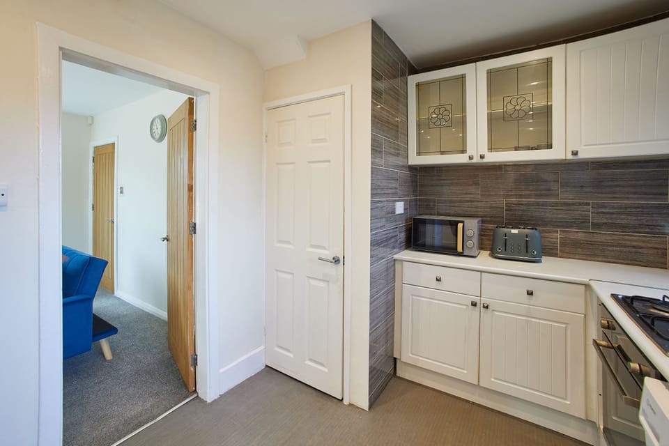 Highwood Avenue, Nottingham- Host & Stay