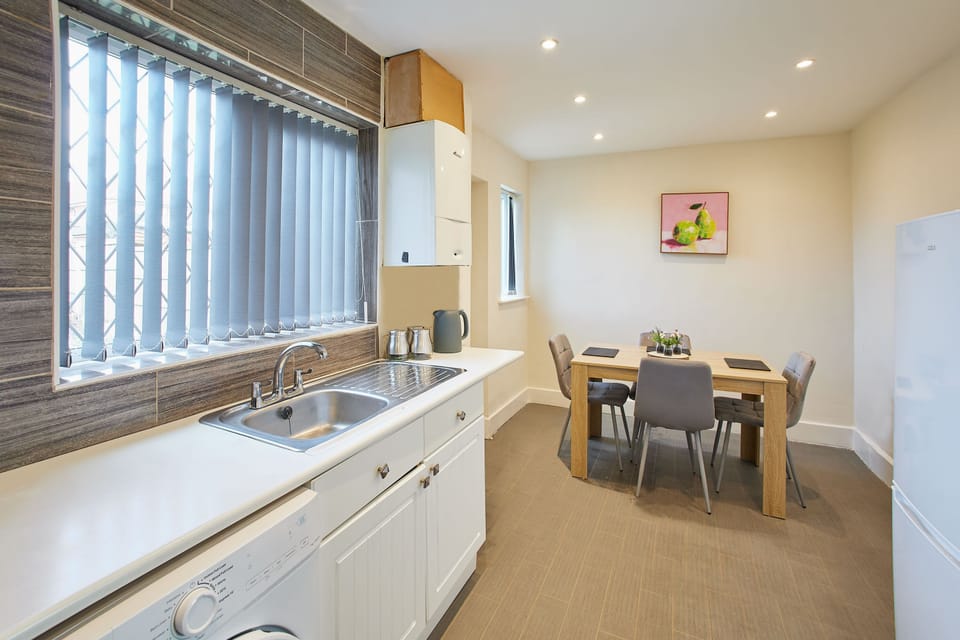   Highwood Avenue, Nottingham- Host & Stay
