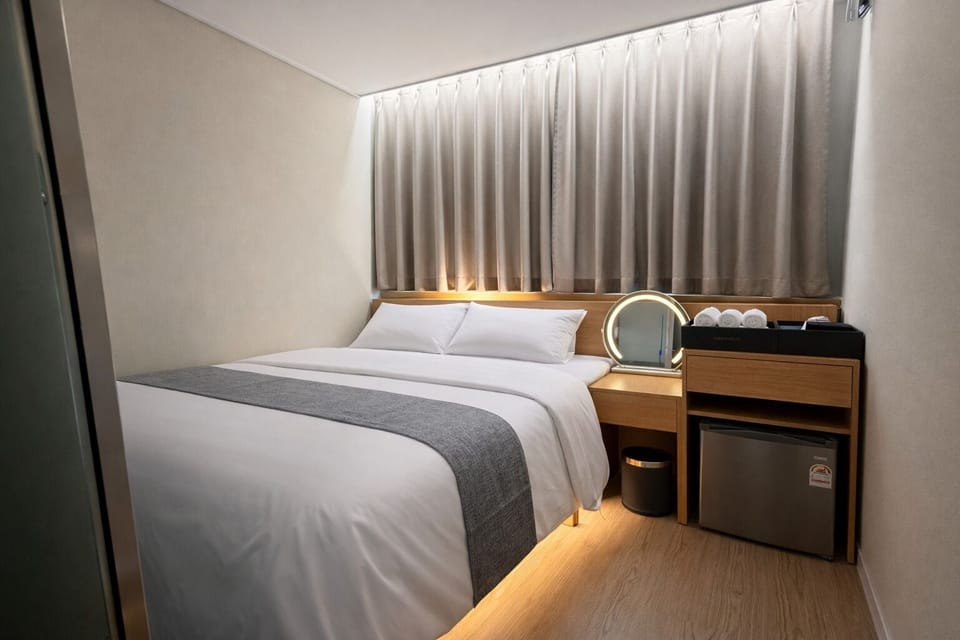 Luxury Double Room | Desk, laptop workspace, blackout drapes, soundproofing