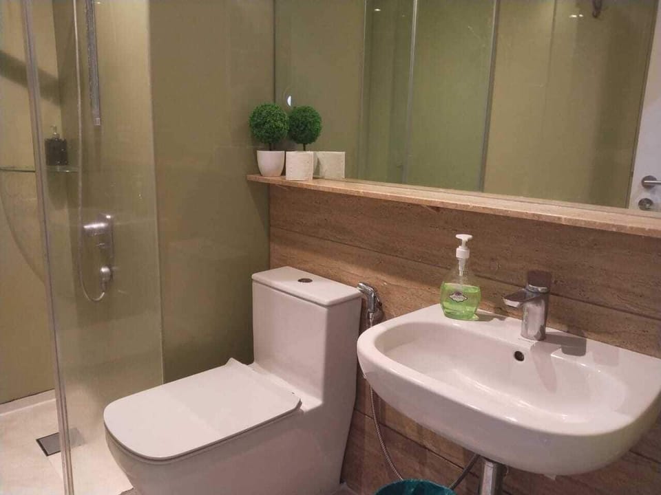 Free toiletries, hair dryer, bidet, towels