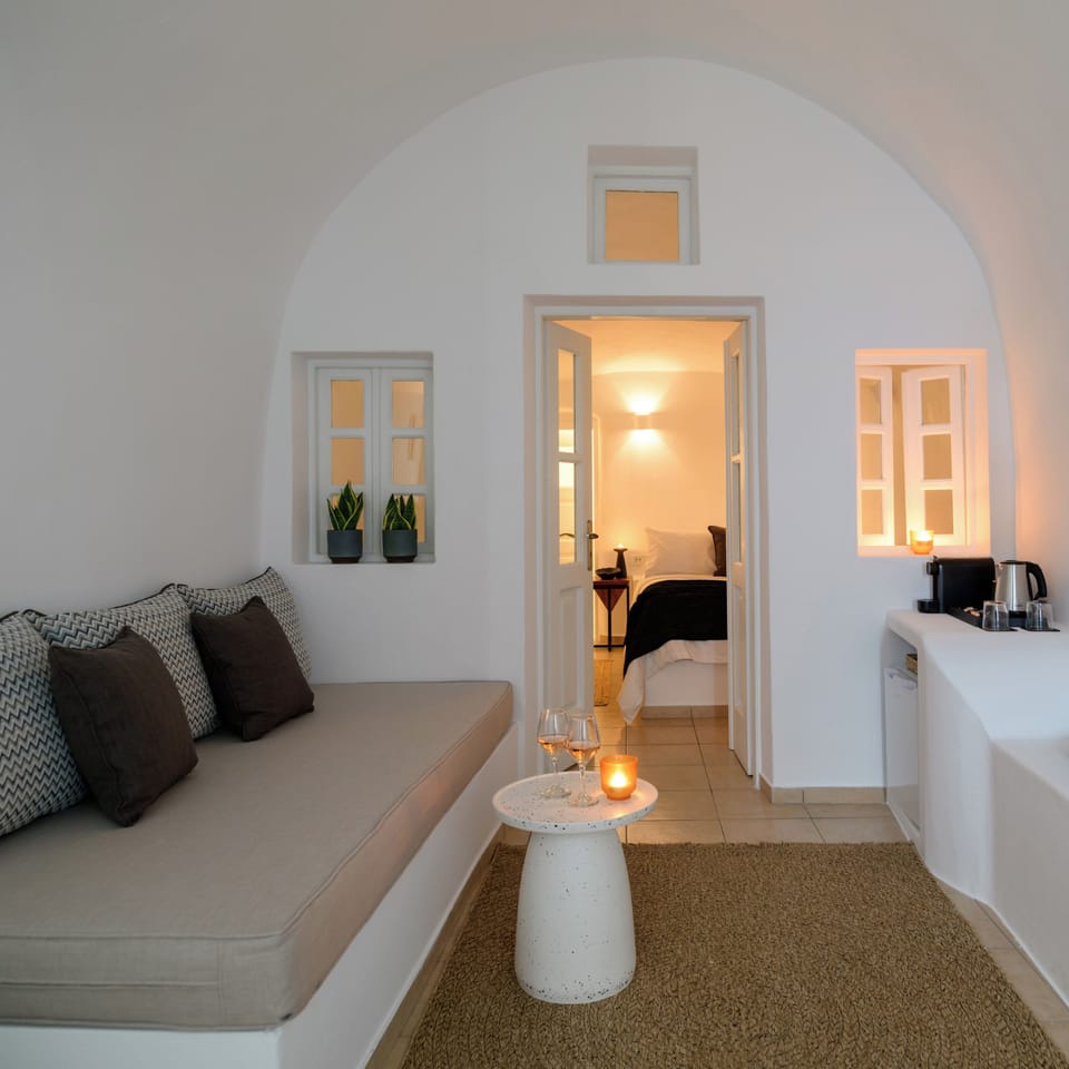 Romantic Room, Sea View | Living area | 32-inch Smart TV with digital channels